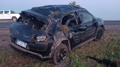 El despiste y posterior vuelco del Citroën se registró en inmediaciones del kilómetro 283 de la Ruta Nacional N° 12. Lamentablemente, una mujer falleció.