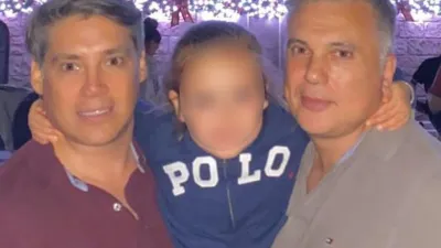Andres Galfrascoli y Fabián Núñez, junto a su hija