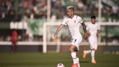 Independiente reaccionó a tiempo, venció a Sarmiento y le dio una mano a Patronato