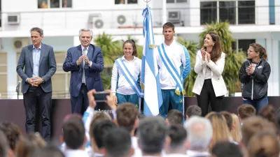 Agustín Vernice y Rocío Sanchez Moccia recibieron la bandera argentina para los Odesur