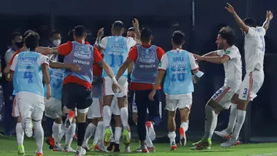 Chile le ganó a Paraguay con un gol olímpico en el debut de Guillermo Barros Schelotto