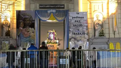 Con la imagen del santo en el atrio del santuario de Liniers, los peregrinos se acercan para pedir y agradecer. Monseñor Ares rogó por “una cultura del trabajo donde aprendamos unos de otros”.