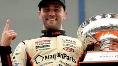 El equipo del “Gurí” Martínez trabaja sobre la camioneta de Federico Pérez