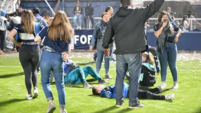 Caos en La Plata: Gimnasia-Boca, suspendido por graves incidentes