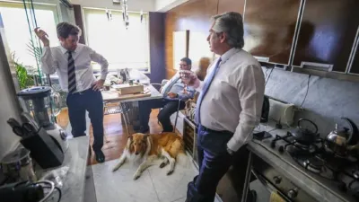 El mandatario junto a su vocero Juan Pablo Biondi, su perro Dylan y, en el fondo, su amigo Daniel Rodríguez.