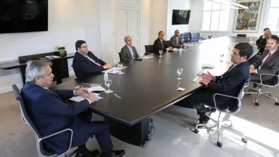 Alberto Fernández con farmacéuticos 