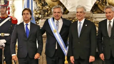 Fernández con Lacalle Pou y Tabaré Vázquez