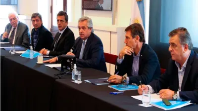Fernández con líderes de la oposición