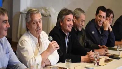 Alberto Fernández con dirigentes de La Cámpora