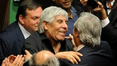 Alberto Fernández se abraza con Hugo Moyano