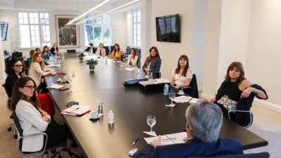 Fernández con mujeres empresarias y funcionarias