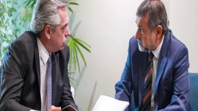 Alberto Fernández con el senador Carlos Caserio