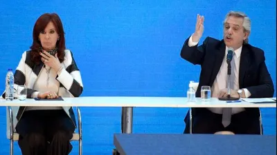 Alberto con Cristina en conferencia de prensa