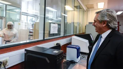 Alberto Fernández en el Malbrán