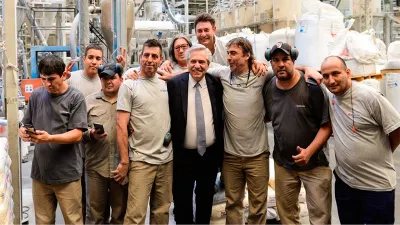 Fernández con trabajadores