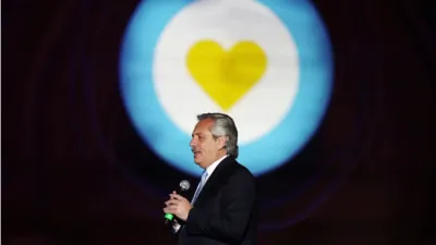 Fernández en el escenario de Plaza de Mayo