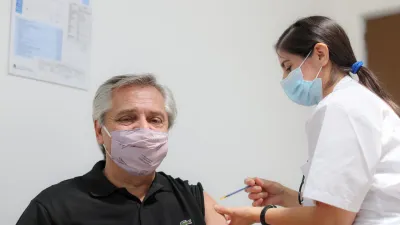 Alberto Fernández se vacuna contra el Covid