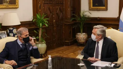 Alberto Fernández con el presidente de la DAIA, Jorge Knoblovits