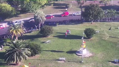 Larga fila de beneficiarios