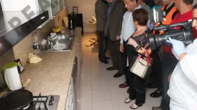 La fiscal Viviana Fein, rodeada de varias personas, en el departamento donde apareció muerto Alberto Nisman.