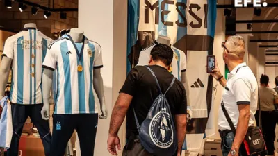 En horas agotaron la camiseta de la selección con las tres estrellas y parche de campeón