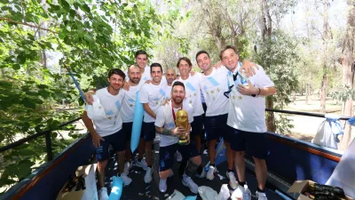 El plantel campeón del mundo se retiró de Ezeiza tras los festejos multitudinarios