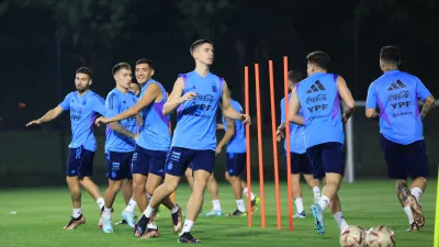 Scaloni paró el equipo con el entrerriano "Licha" Martínez y luego con "Fideo" Di María