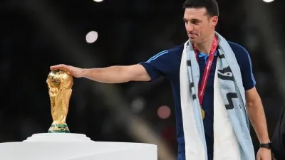 Lionel Scaloni regresó este lunes a España envuelto por el cariño de hinchas argentinos