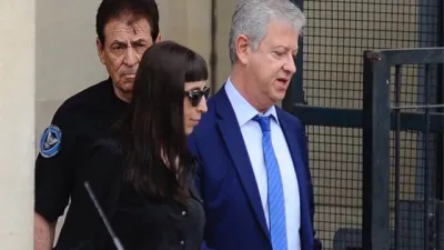 Florencia Kirchner se retira de los Tribunales de Comodoro Py junto a su abogado.