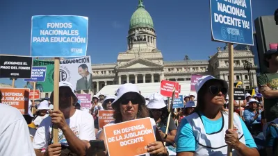 El gobierno nacional con un DNU volvió a agredir a la educación pública al eliminar el Fonid y generarle más problemas a las provincias que ya están ahogadas financieramente.