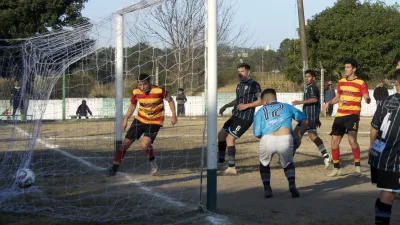 Fútbol: Neuquén goleó a Peñarol en un partido pendiente de la Liga Paranaense