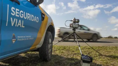 Exceso de velocidad y cruzar con el semáforo en rojo son las infracciones de tránsito más en la provincia.