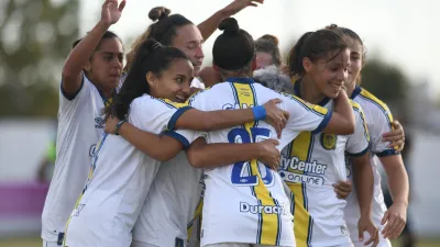 Fútbol femenino: Rosario Central goleó a Villa San Carlos con aporte entrerriano