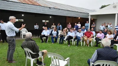 El gobernador entregó aportes por 400 millones de pesos a 150 productores agropecuarios y a 14 frigoríficos.