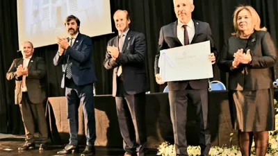 Rogelio Frigerio y Alicia Griselda Aluani recibieron sus respectivos diplomas de gobernador y vicegobernadora, respectivamente.