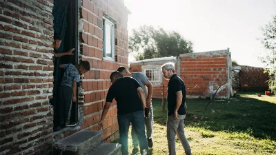 El gobernador Rogelio Frigerio recorrió el Barrio El Pueblito de Rosario del Tala que fue afectado por la inundación.