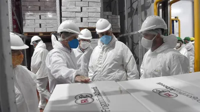 El gobernador Gustavo Bordet ratificó ayer el respaldo a las cadenas de valor se comprometió con la reactivación de la economía y el sostenimiento de las fuentes laborales, al visitar el frigorífico Alberdi de Oro Verde.