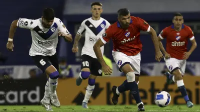 En Liniers, Vélez cayó con Nacional y quedó en soledad en el fondo del Grupo C
