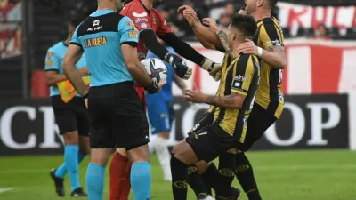 Deportivo Madryn eliminó a Huracán por penales y lo sacó de la Copa Argentina