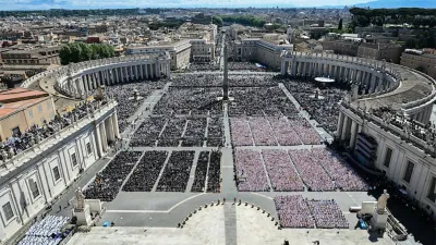 La imagen captada desde la Basílica de San Pedro muestra una vista general del ataúd del difunto Papa Francisco durante la ceremonia fúnebre en la Plaza de San Pedro.