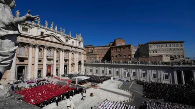 El funeral del papa Francisco en la Plaza de San Pedro: multitudinaria misa con la presencia de numerosos líderes mundiales.