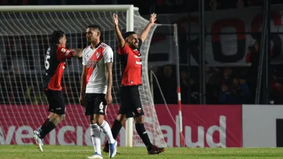 Con gol de “Wanchope” Ábila, Colón le ganó a River en el “Cementerio de los Elefantes”