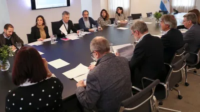 El Presidente Mauricio Macri se reunió ayer con parte de su gabinete para analizar la crisis económica y financiera.