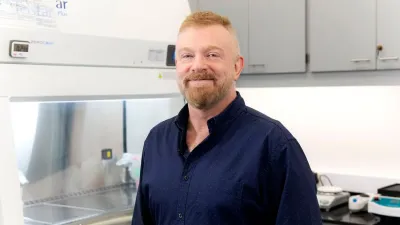 El médico argentino Gabriel Rabinovich en su laboratorio. Este científico advierte: “Si se quiere reducir gastos, la ciencia no es el lugar”.