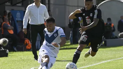 Vélez empató con Deportivo Riestra y ahora lidera por apenas un punto