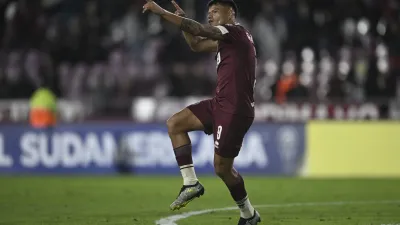 Copa Sudamericana: con gol del entrerriano Walter Bou, Lanús ganó y llegó a la cima
