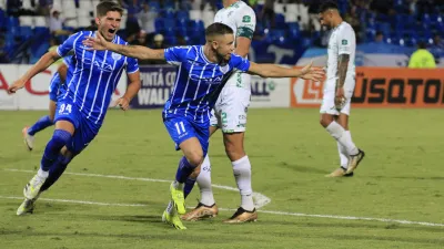 Godoy Cruz le ganó a Sarmiento un partido marcado por los incidentes en Mendoza