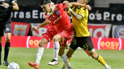 Aldosivi consiguió su primer triunfo y dejó sin invicto al puntero Argentinos Juniors