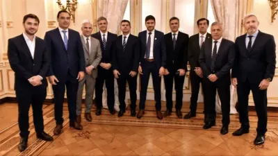 Imagen de archivo de gobernadores, entre ellos, Rogelio Frigerio, quienes deben suspender sus reclamos judiciales si aspiran a un canje de deuda con la Nación.