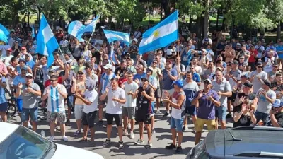 Vecinos y familiares acompañaron a los trabajadores de Granja Tres Arroyos, en la manifestación por el conflicto salarial y laboral en las calles de Concepción del Uruguay.